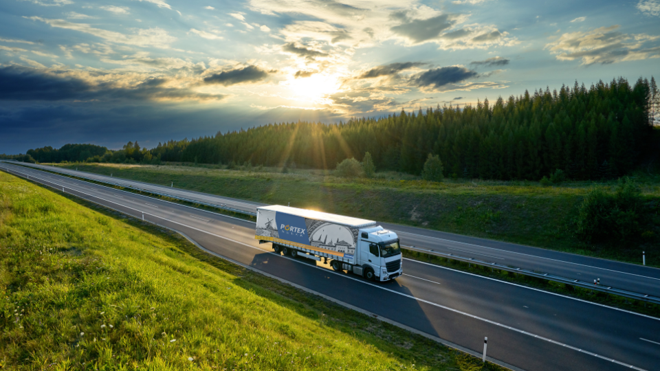 Een vrachtwagen op een Nederlandse snelweg, die de transportactiviteiten in Nederland weergeeft, waar de vrachtwagenheffing al van kracht is.